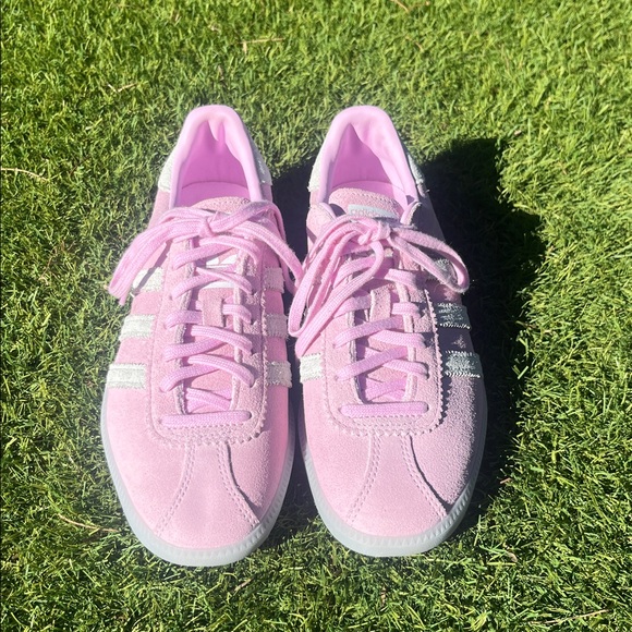 Like New Adidaa Bermuda Sneakers - Picture 5 of 11